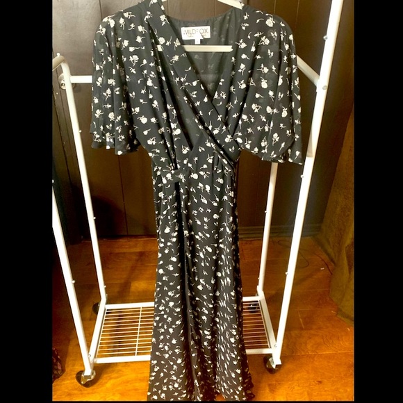 NWOT Women’s WILDFOX Floral Flutter Wrap Maxi Dress in Black/White, Size Small - Picture 5 of 8